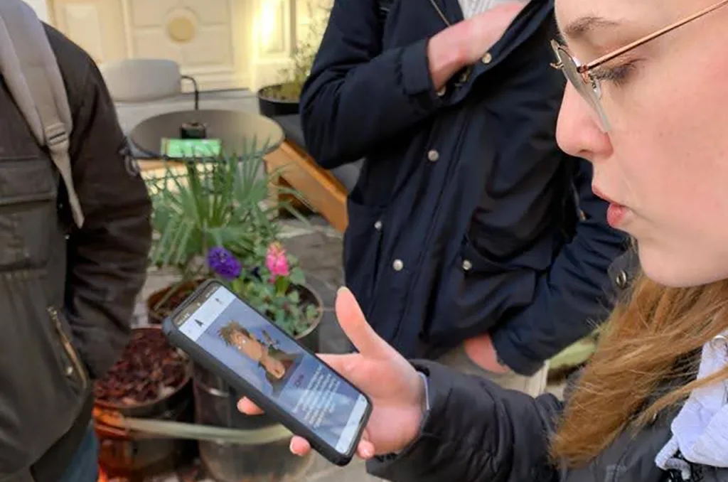 City Game speler met Syndicate op telefoon