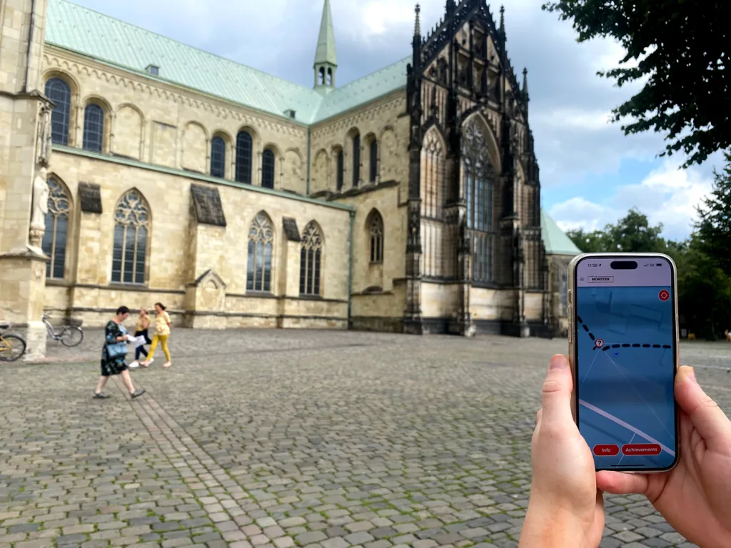 City Game speler met telefoon