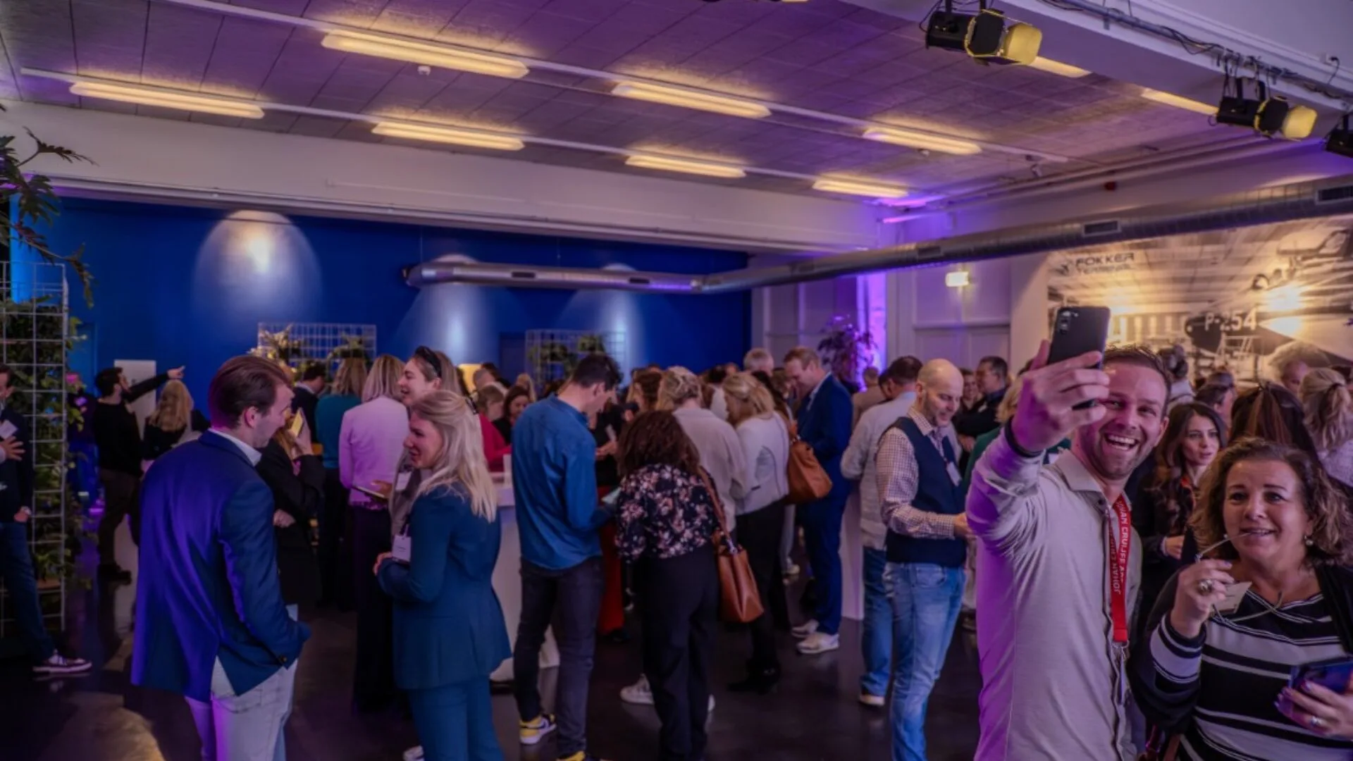 MEET CONNECT Event groep mensen selfie