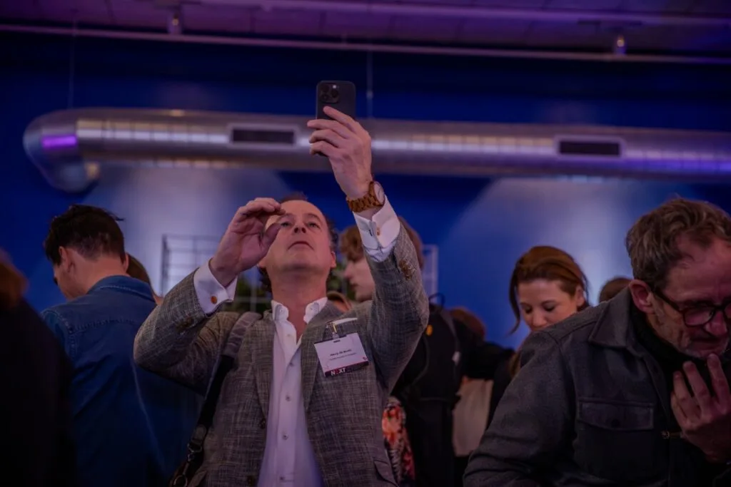 MEET CONNECT Event man maakt foto
