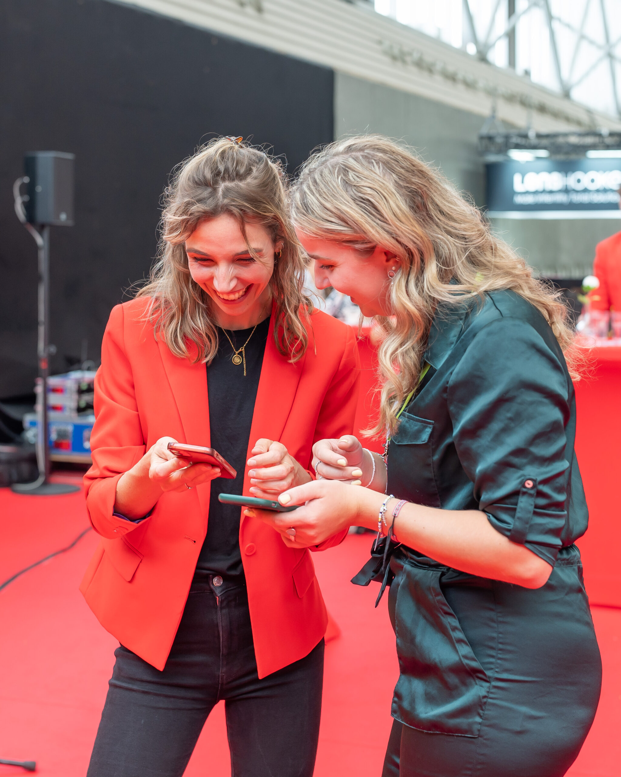 MEET CONNECT Event twee personen kijken naar telefoon