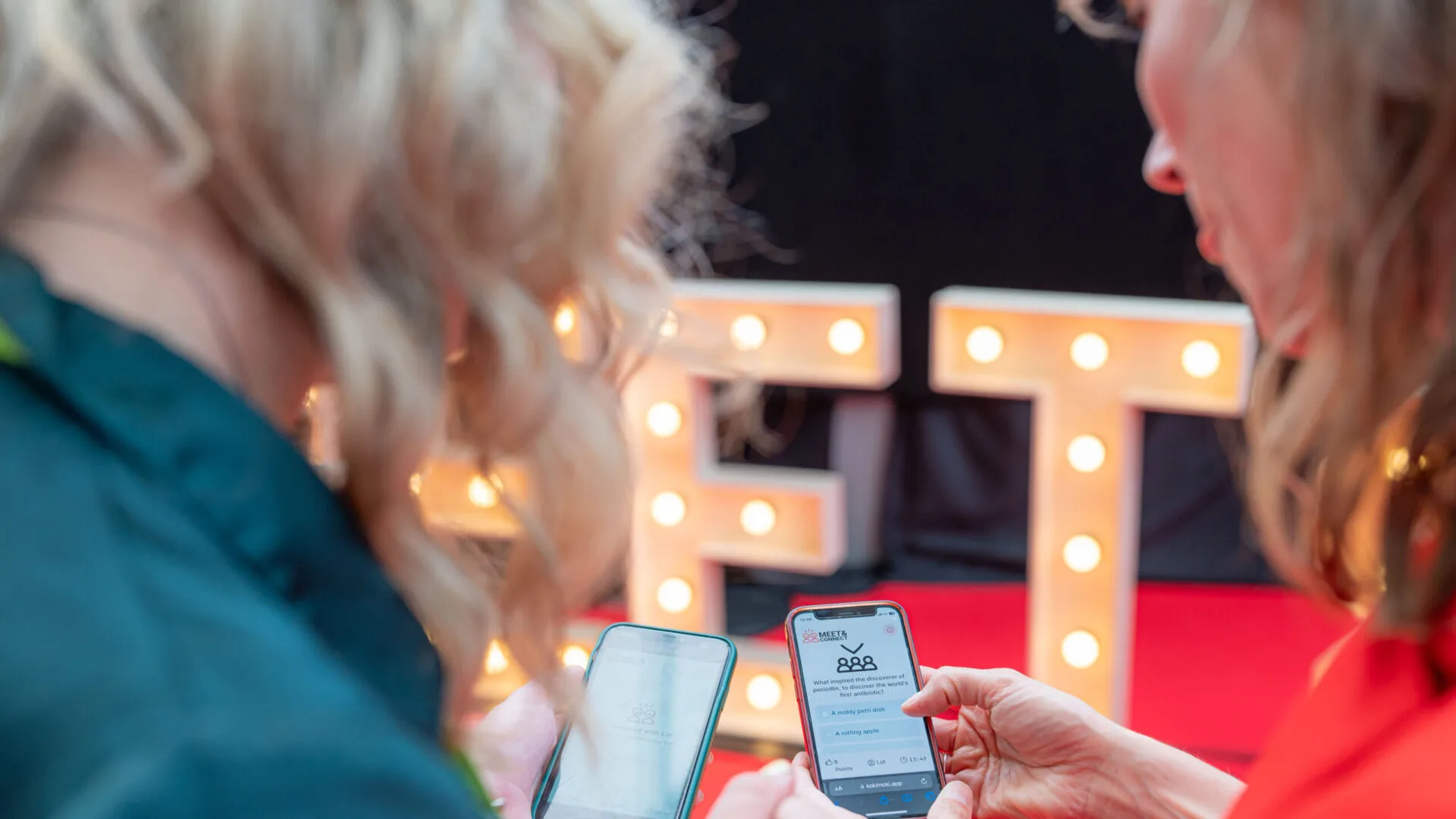 MEET CONNECT Event twee telefoons